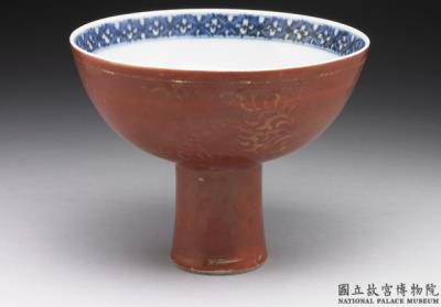 图片[2]-Stem bowl with underglaze blue decoration and painted gold floral decoration on a red ground, Ming dynasty (16th-17th century)-China Archive